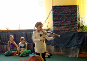 dziewczynka ze skrzypcami